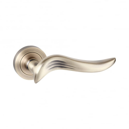 Old English Oxford Lever On Round Rose Pair Of Door Handles In Matt Antique Brass